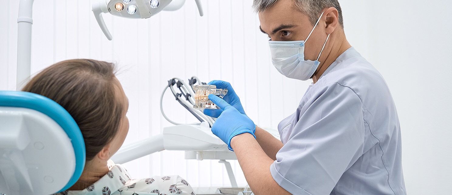 dentiste démontrant un prototype de mâchoire