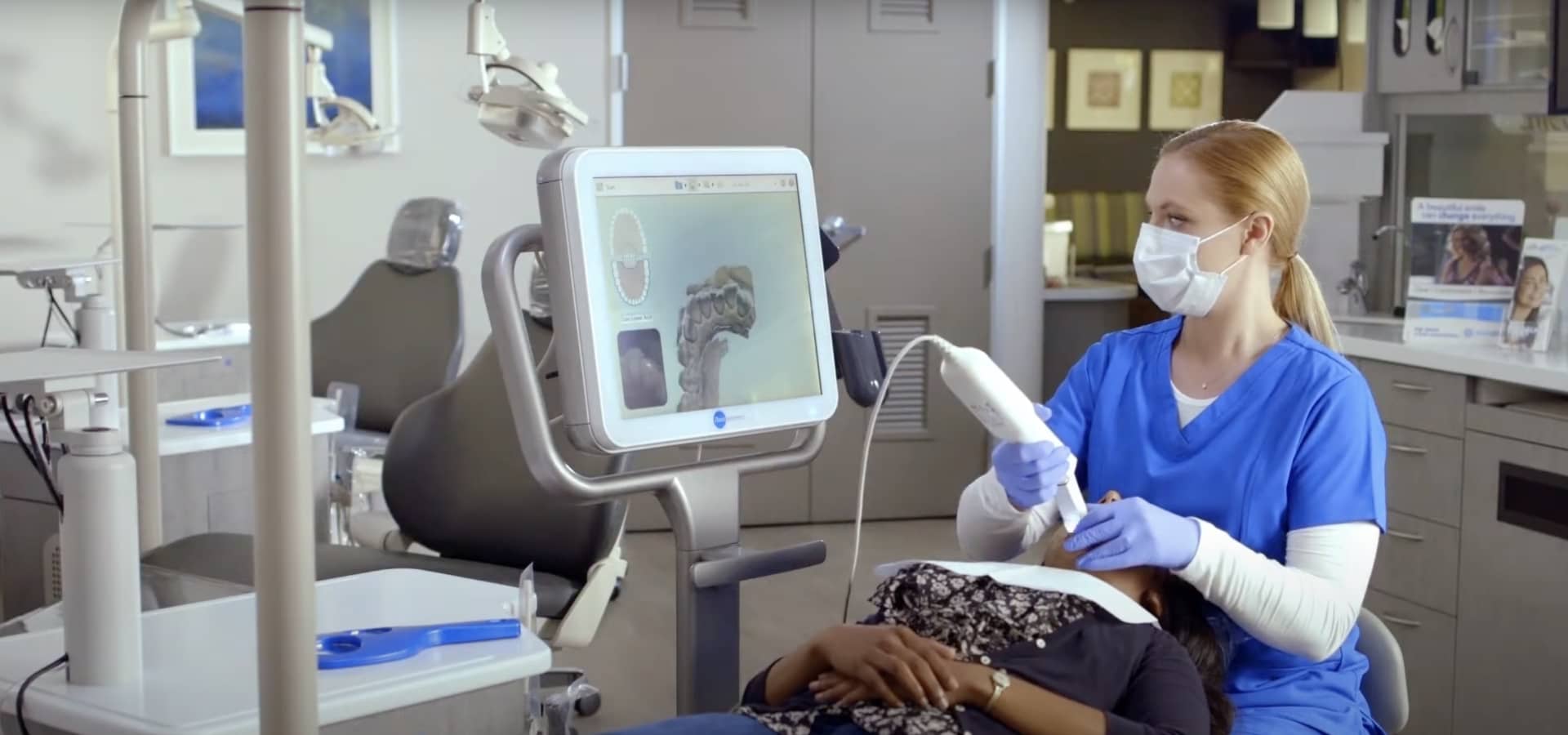 Hygieniste dentaire utilisant iTero sur une patiente